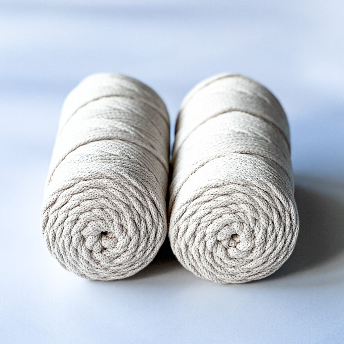 Zestaw 2 sznurków plecionych do makramy o grubości 5 mm z rdzeniem bawełnianym. Kolor: ecru.