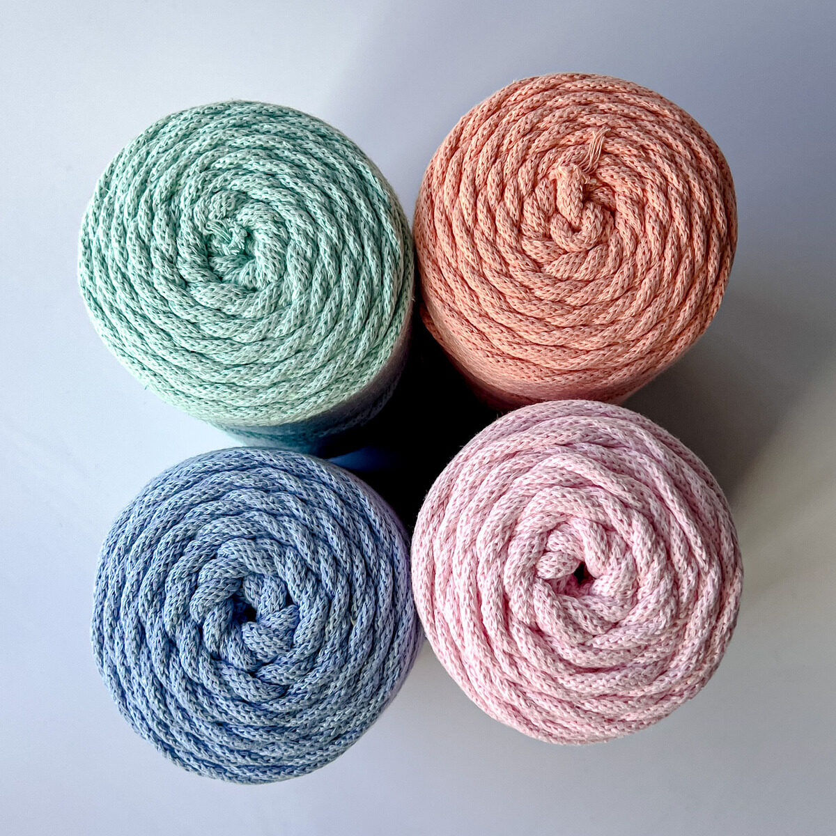 Zestaw 4 sznurków plecionych do makramy o grubości 5 mm z rdzeniem bawełnianym. Kolory: błękitny, miętowy, łososiowy, pastelowy róż.
