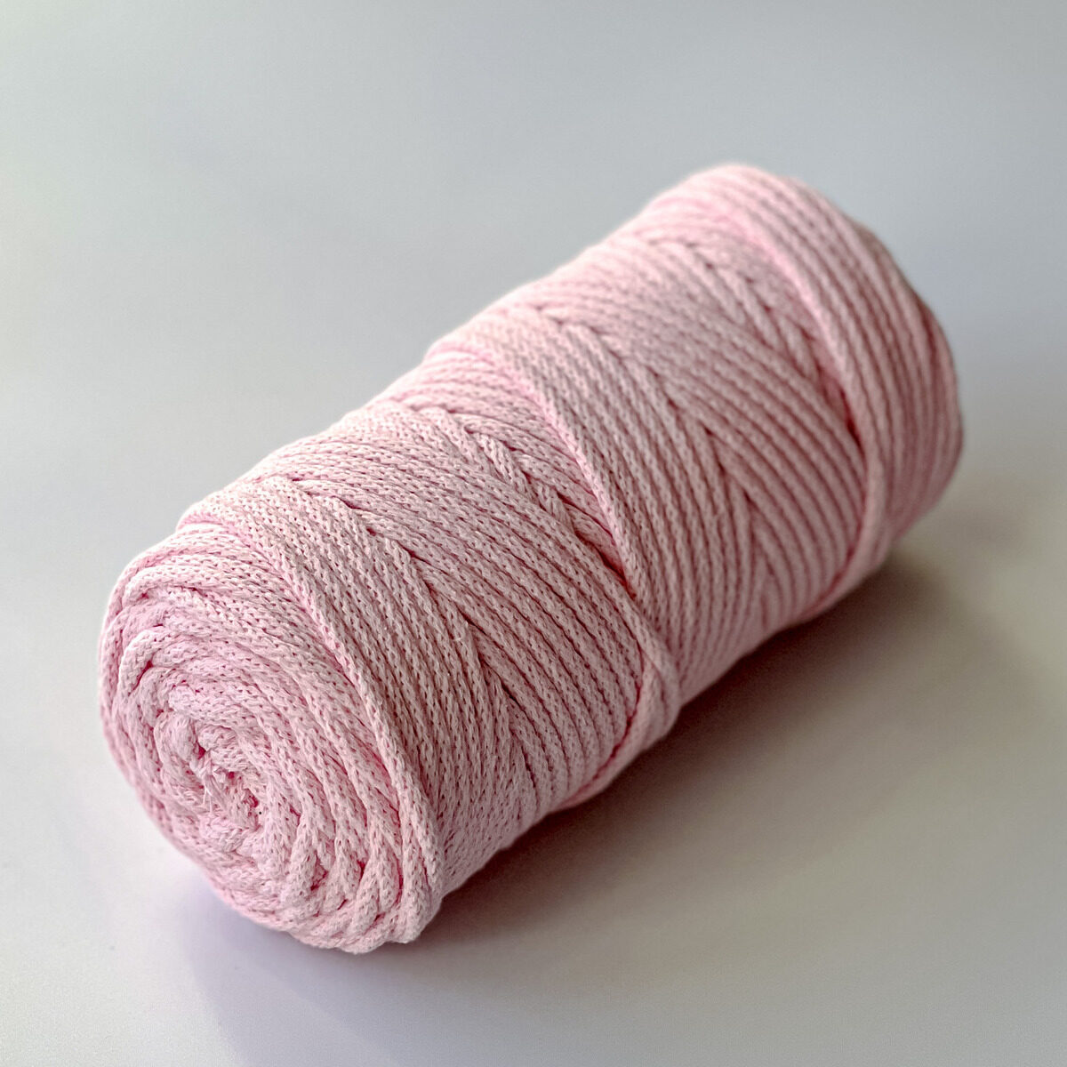 Sznurek do makramy pleciony z bawełnianym rdzeniem, grubość 5 mm. Kolor: pastelowy róż.