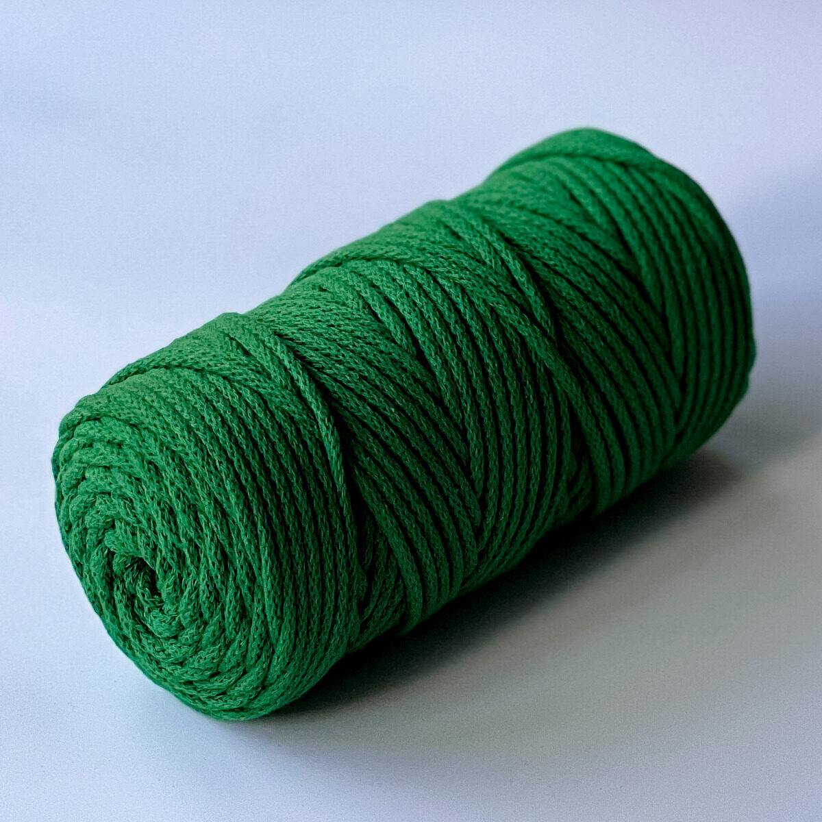 Sznurek do makramy pleciony z bawełnianym rdzeniem, grubość 5 mm. Kolor: soczysty zielony