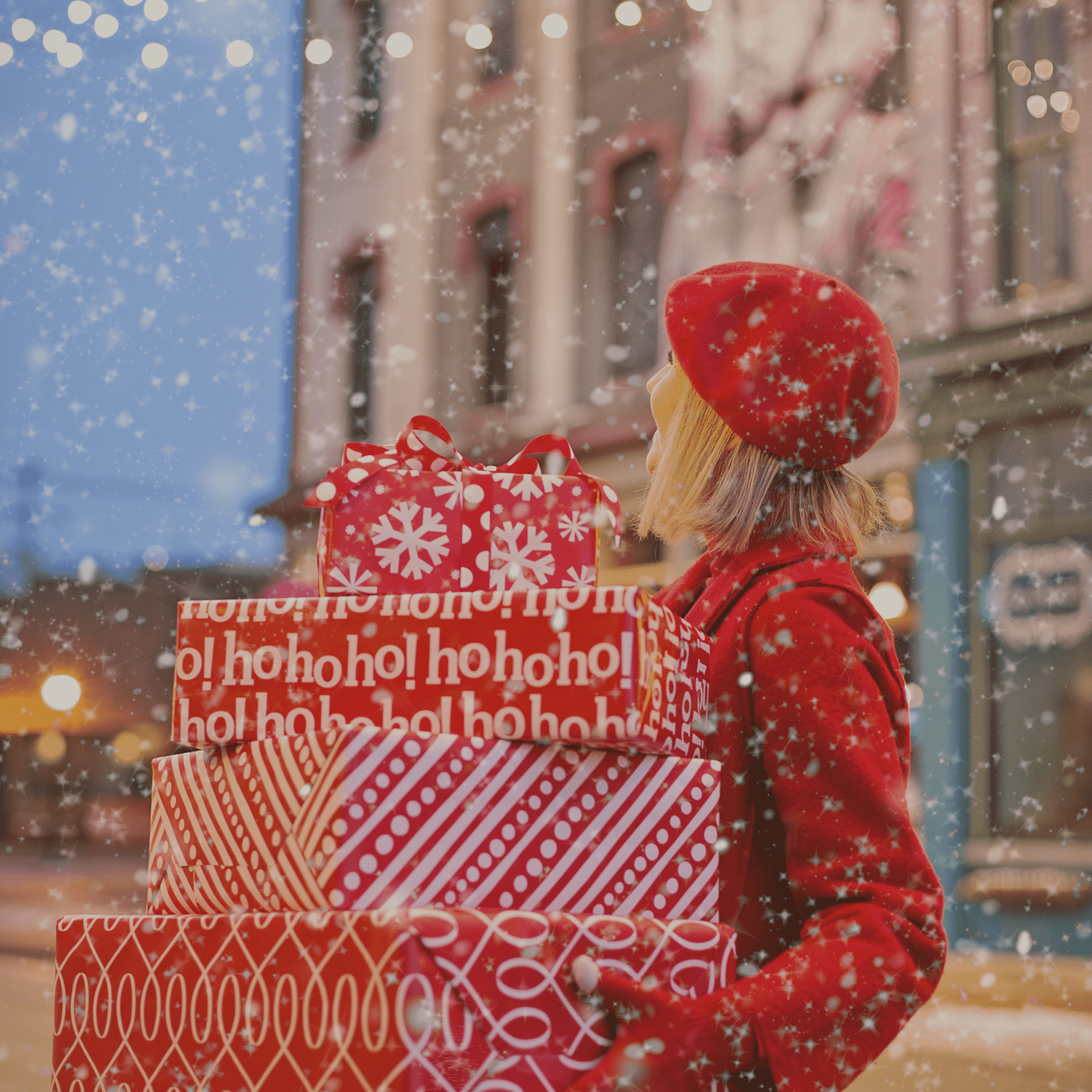 Kobieta w czerwonym płaszczu niosąca prezenty, z nieba pada śnieg